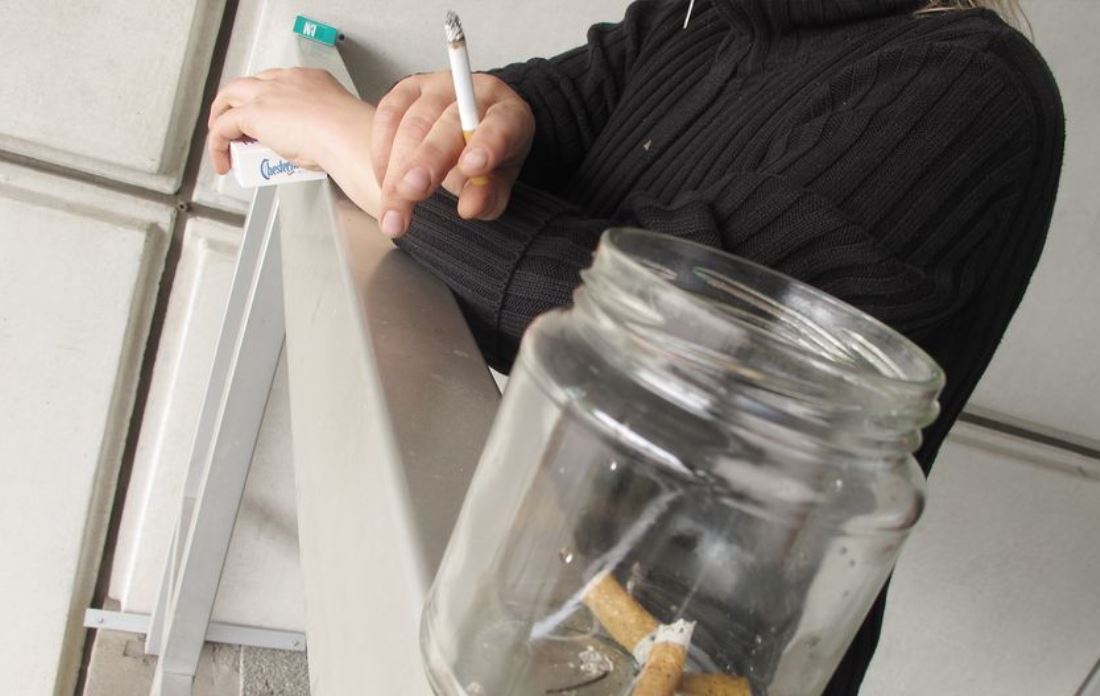Жители Литвы заваливают муниципалитеты просьбами запретить курение на балконах