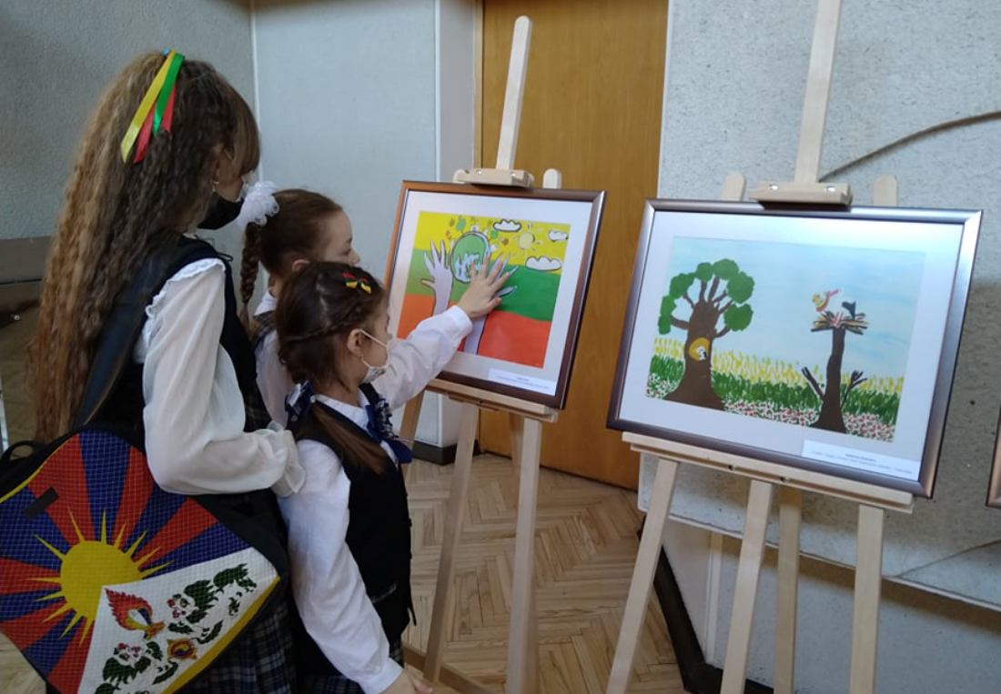 В здании канцелярии правительства Литвы открылась выставка висагинских школьников «Čia Lietuva»
