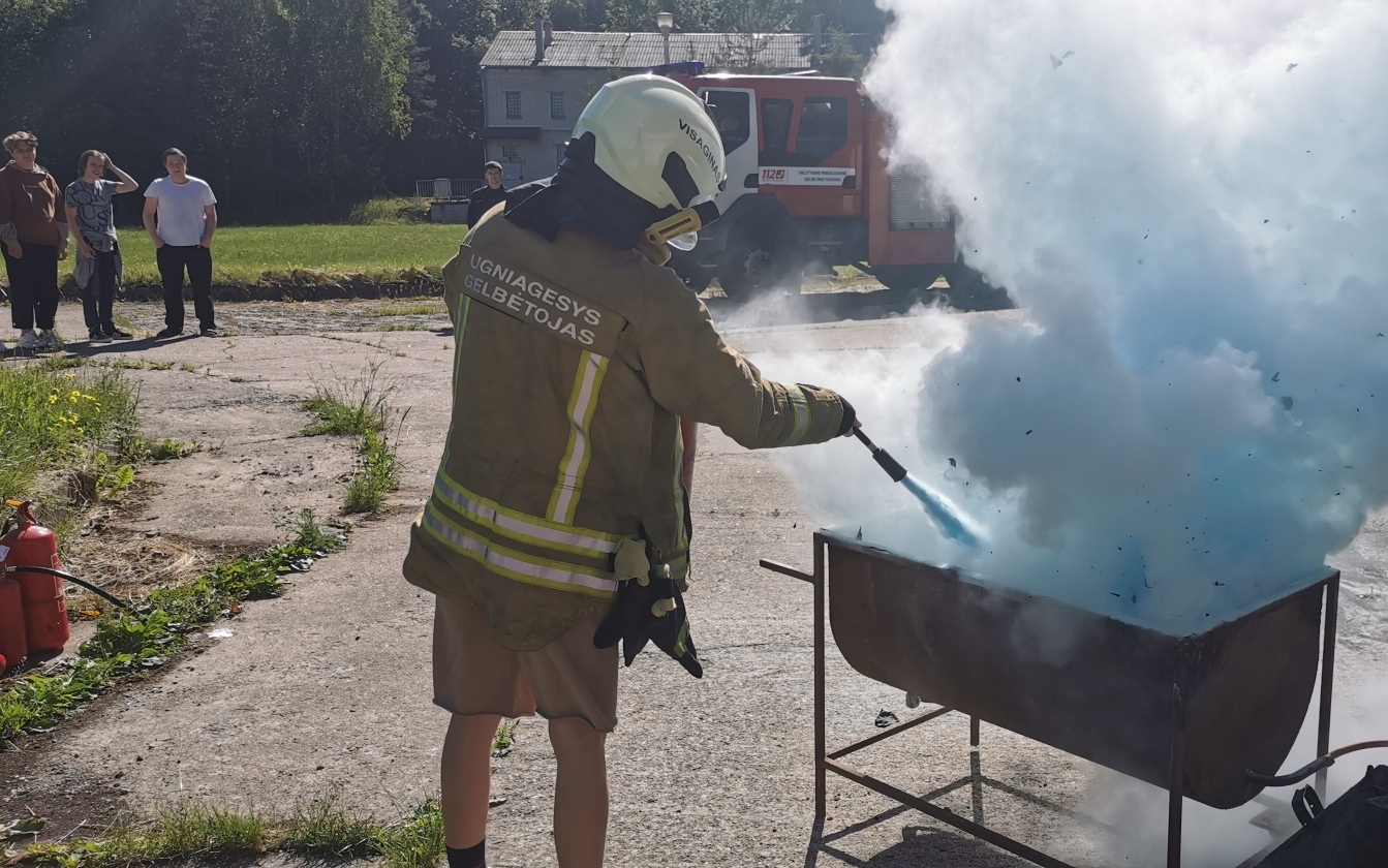  В Висагинской пожарно-спасательной службе были организованы практические занятия для школьников