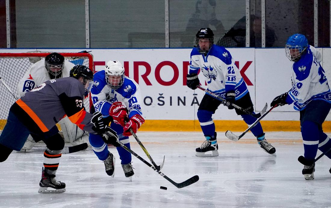 В Даугавпилсе состоялись первые игры чемпионата города по хоккею. Visaginas - Fenikss 7:6