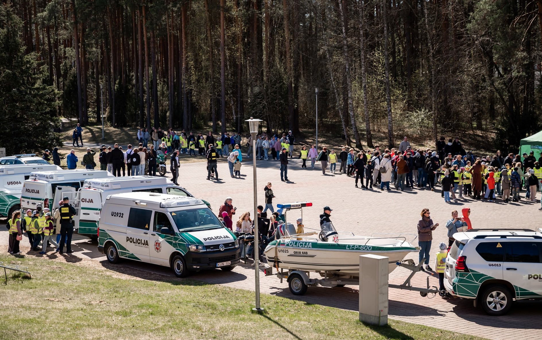 «Приходи и познакомься с литовской полицией»: в Висагинасе прошел масштабный праздник профессий