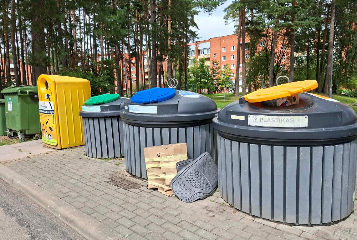Жители Висагинаса сортируют отходы, но нехватка времени и контроля по-прежнему мешают