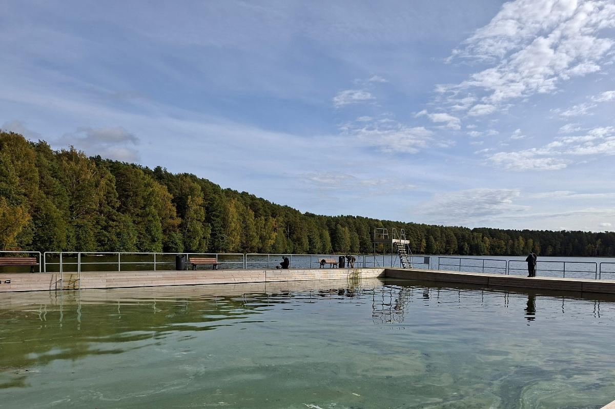 Vanduo Visagino ežere tapo ryškiai žalios spalvos. Gyventojams nerimą kelia neįprasta vandens telkinio išvaizda