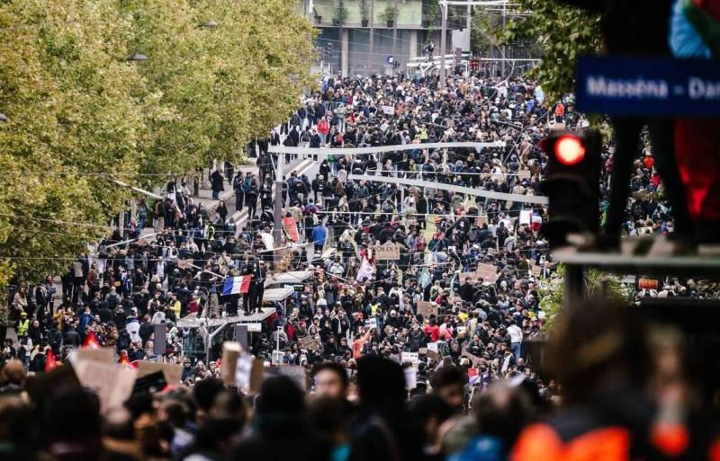 Францию вновь охватили масштабные протесты: закрыты Лувр и станции метро, в городах произошли столкновения с полицией