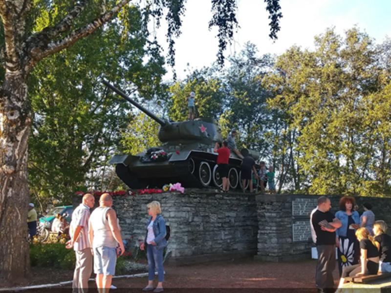 Советский танк в Нарве: мэрия уклонилась от обсуждения о переносе памятника